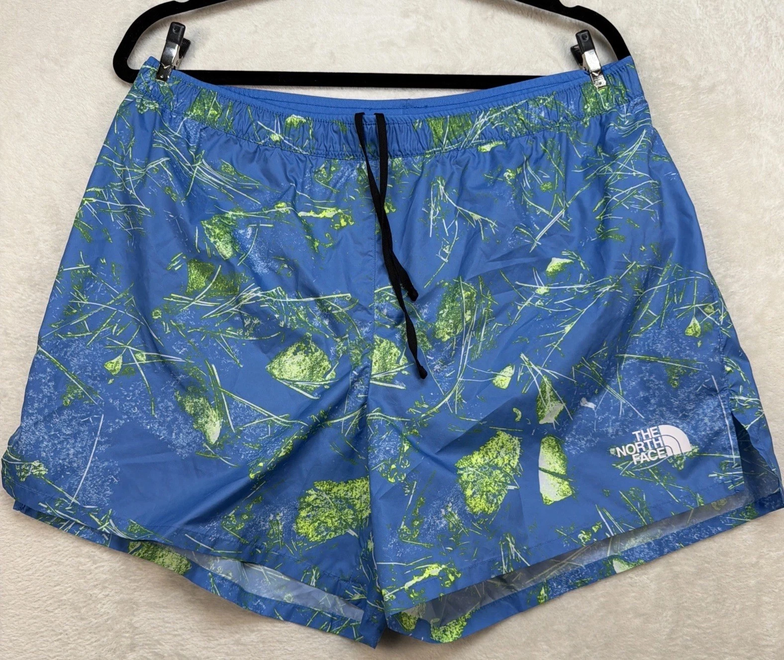 The North Face Running Shorts Men’s Large Blue Trail Print Lined Zip Pocket
Opens in a new window or