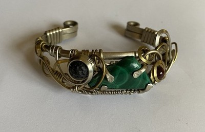 Handgefertigtes, Statement Armreif Armband mit Malachit, Granat und Lavastein