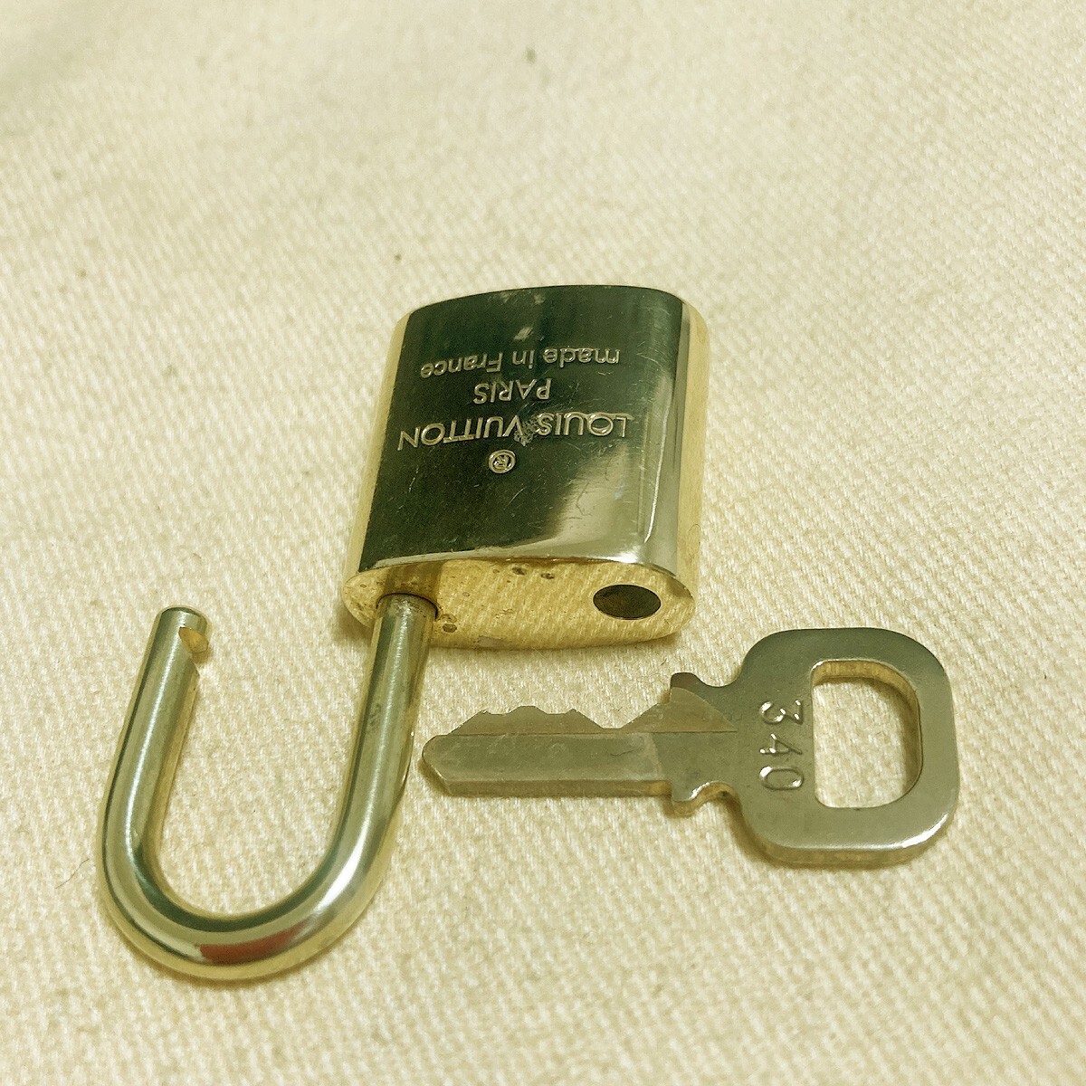 LOUIS VUITTON LV 10 SET PADLOCK KEY BAG CHARM CADENA GOLD PLATED