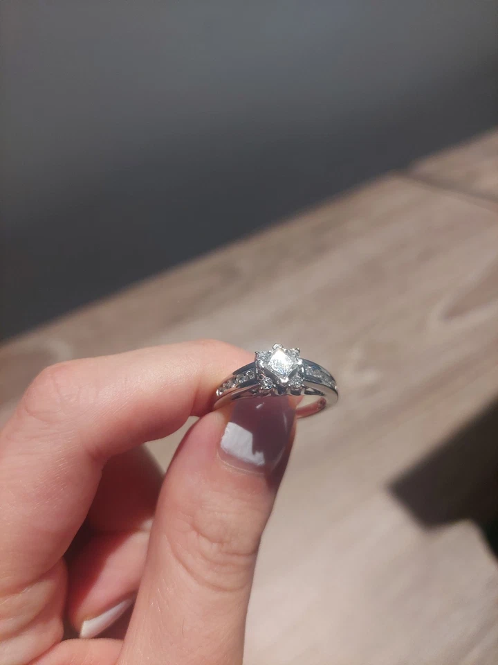 14K White Gold With One Carat  Princess Cut Diamond Ring  Size 7 - Image 4 of 4