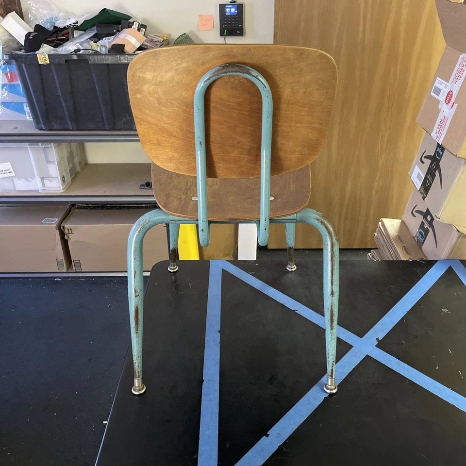 Silla escolar infantil vintage de madera moderna de mediados de siglo para niños Foto 3 de 4