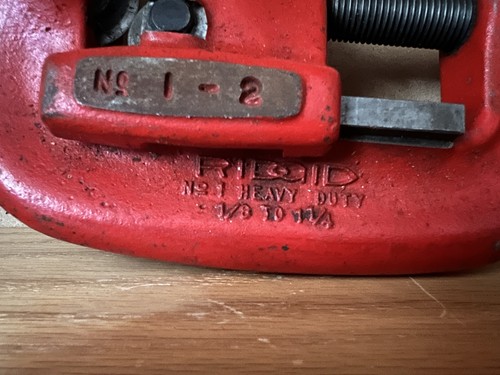 RIGID 1A Heavy Duty No. 1-2 Pipe Cutter  1/8 in To 1 1/4” - Picture 2 of 7
