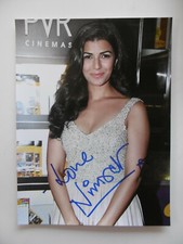 Nimrat Kaur Autogramm signed 15x21 cm Bild