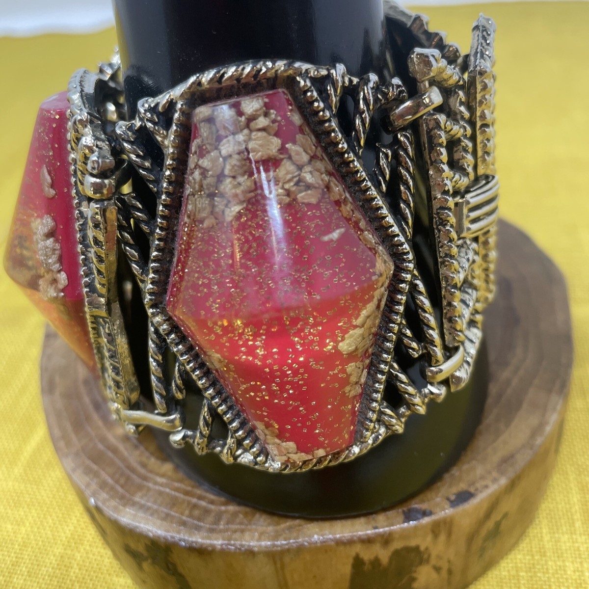 Vintage Gold Tone Metal Acrylic Red & Gold Fleck Statement Vintage Gold Tone Metal Acrylic Red & Gold Fleck Statement