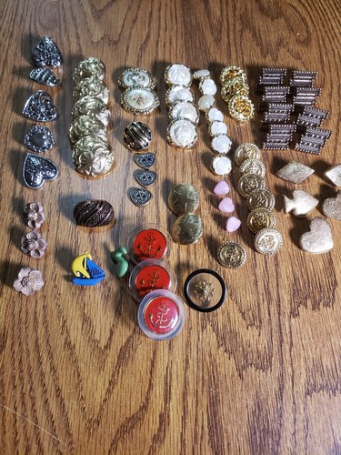 vintage metal Buttons Anchors Estate Roses Gold Tone Design 63 plastic etc. - Picture 9 of 10