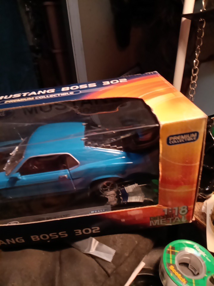 Ford Mustang Boss 302 1969 Bleue – Welly 1/18 – Miniature Neuve
