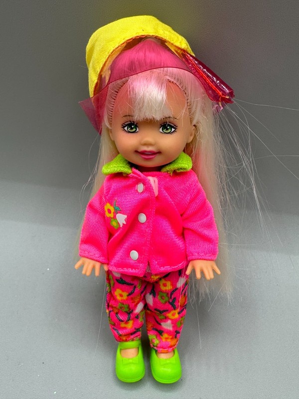 ~DS LOT P DRESSED BARBIE DOLL KELLY IN NEON PINK TOP PANTS SHOES HAT