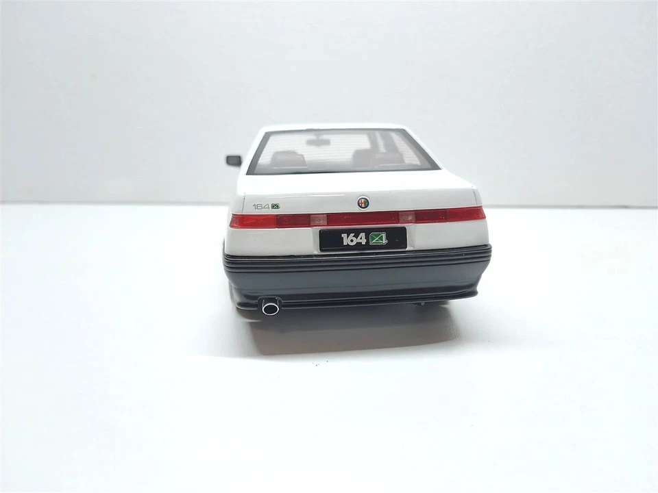 Alfa Romeo 164 Q4 Bianco del 1994 - 1/18 Triple9 - Immagine 4 di 4