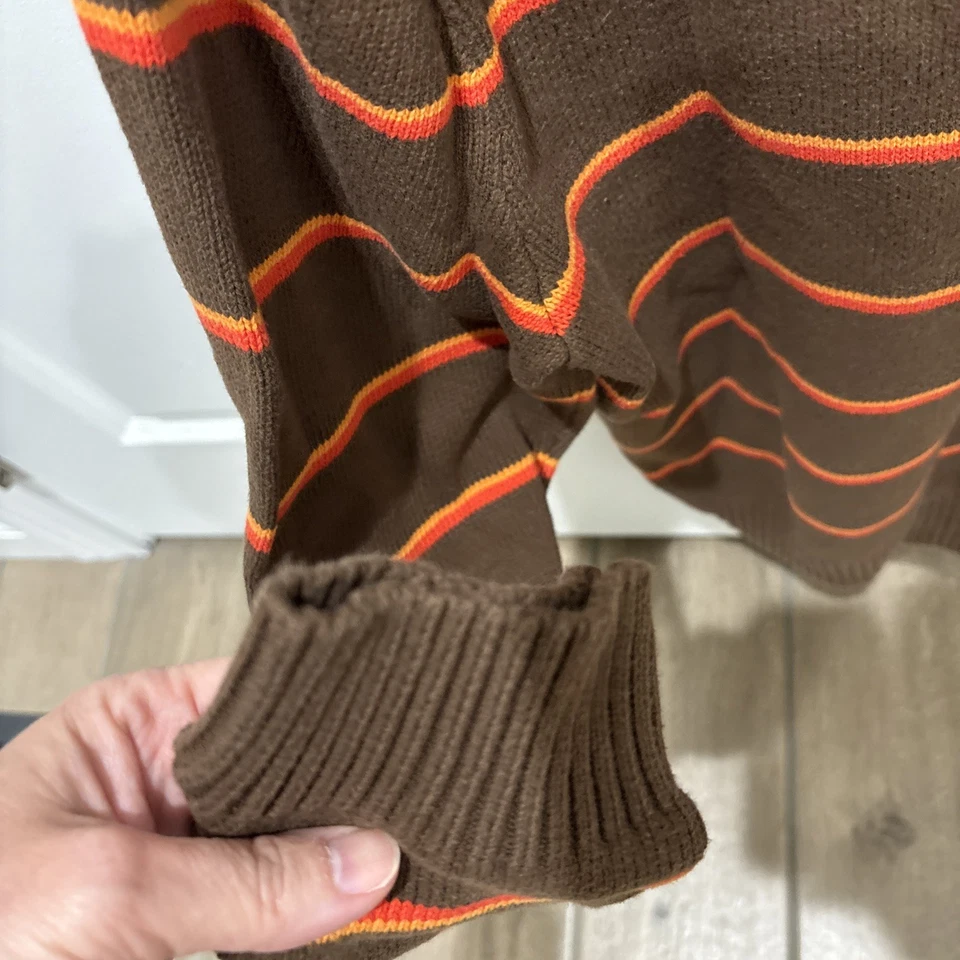 Suéter Hollister Cuello en V Marrón con Rayas Naranja Talla Mediana Foto 4 de 4