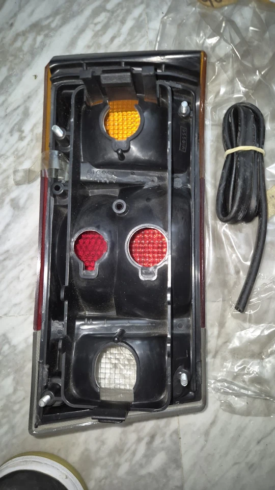 Coppia Fanali Posteriori VW VOLKSWAGEN Golf 1100 Mk1 Originale Nuovi AL Foto 2 de 3