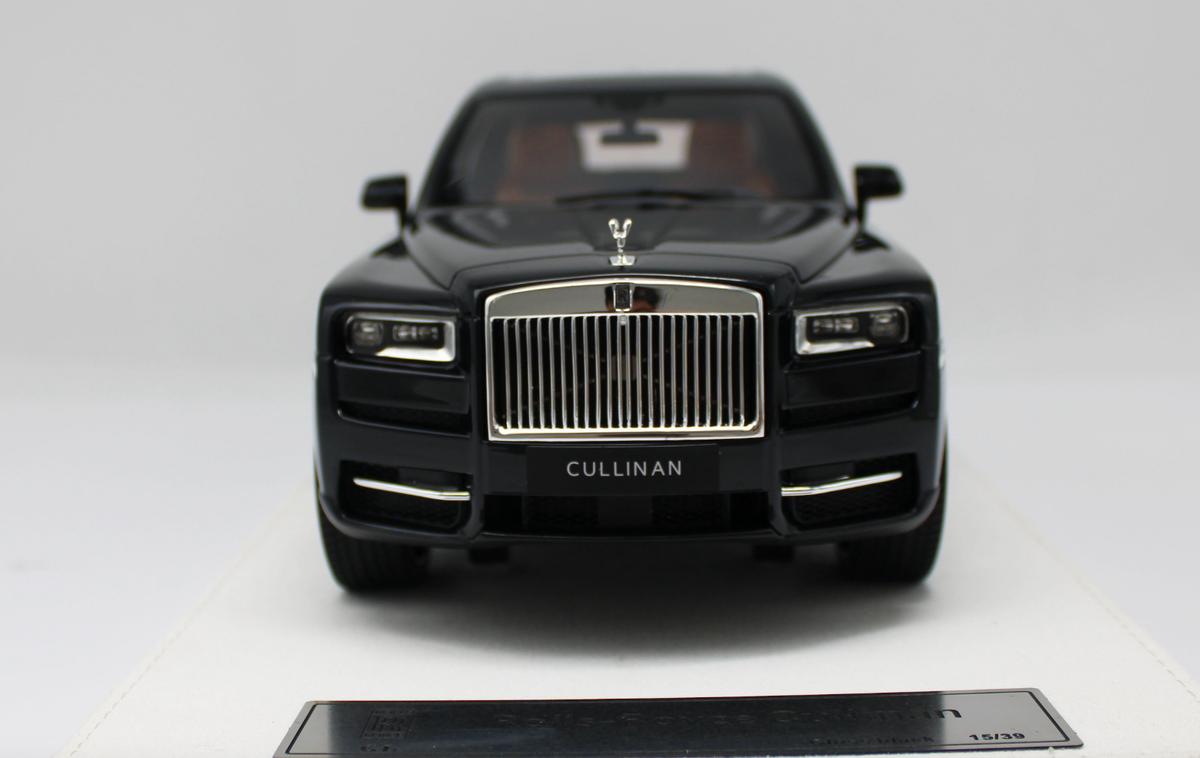 1/18 GL models Rolls Royce Cullinan in Black on Leather Base 39