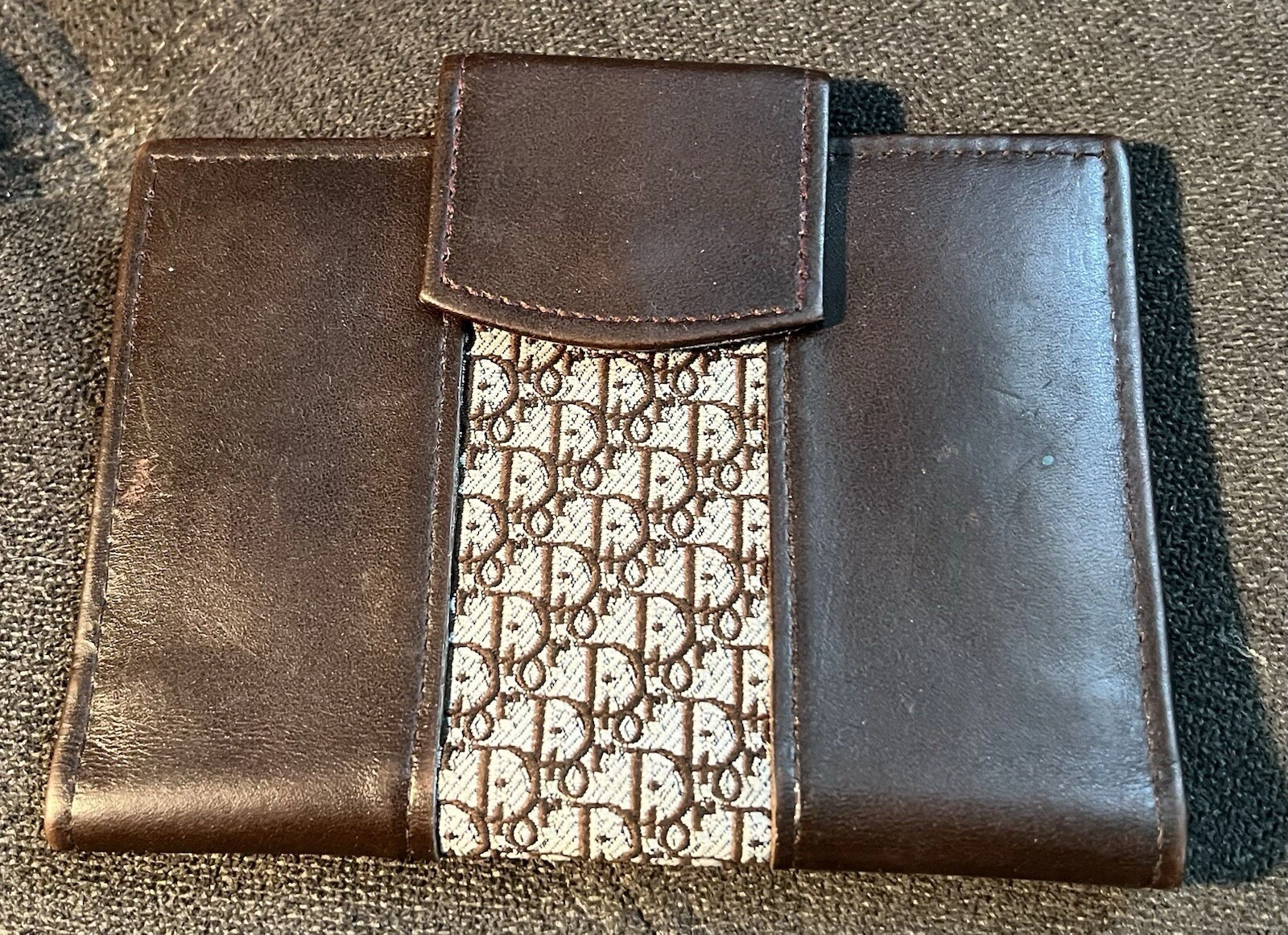 Vintage PORTEFEUILLE cuir de vache à pression CHRISTIAN DIOR MONOGRAMME Paris New York passeport