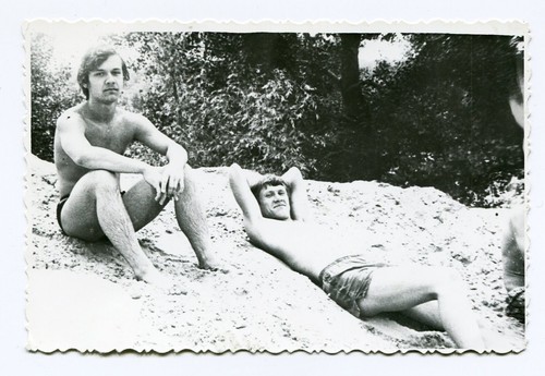Shirtless Handsome young men bulge beach beefcake gay vtg photo - Bild 2 von 3