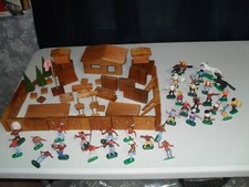 VINTAGE WOODEN FORT WITH COWBOYS  INDIANS MAKE UNKNOWN