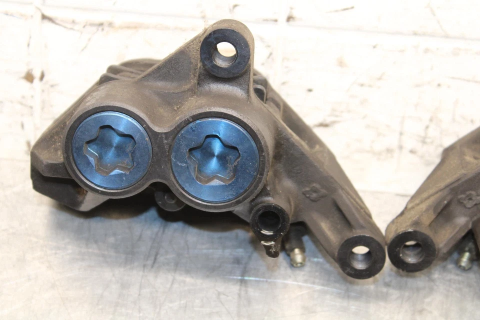 Yamaha YZF R6 2000 Juego de pinzas de freno delanteras derecha izquierda par de pinzas BB558 Foto 2 de 4