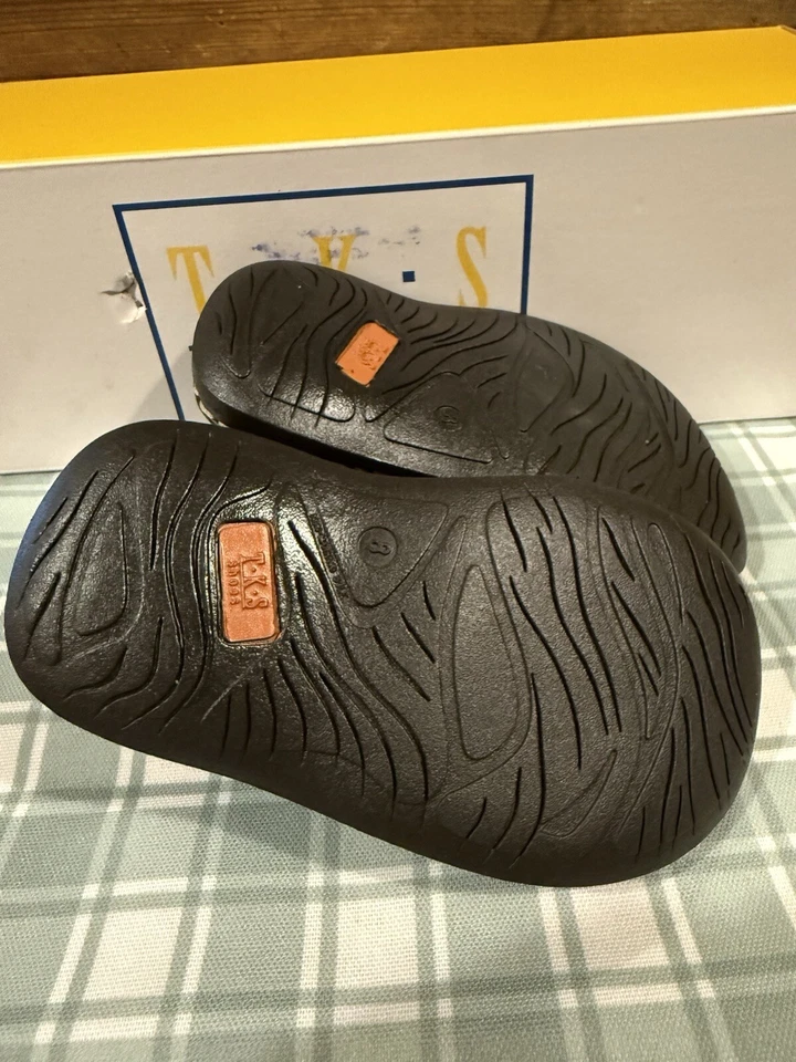 Sandalias TKS marrón para niños pequeños talla 8 medianas nunca usadas Foto 3 de 4