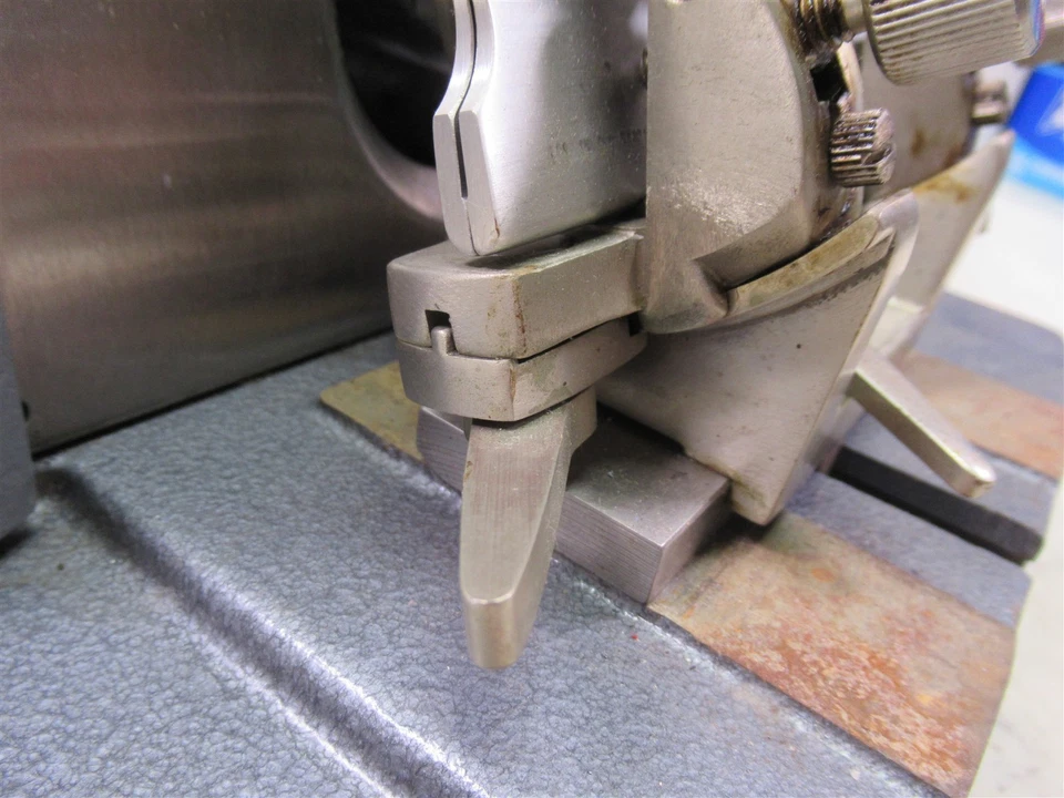 American Optical AO 820 Rotary Microtome Manual 1 to 50 microns (µm) - Image 4 of 4