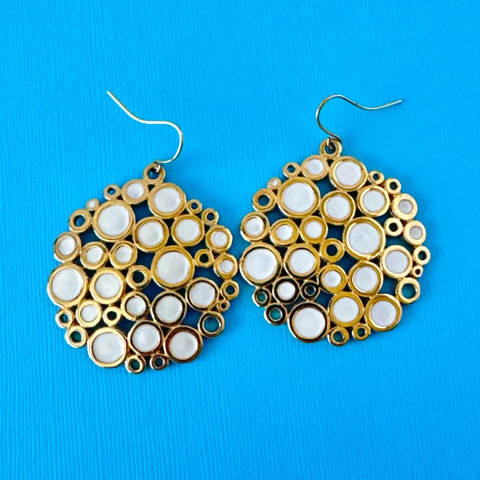 Pendientes colgantes/gancho colgantes con círculos de esmalte blanco - tono dorado - marca PD ~ 1,5 pulgadas Foto 3 de 4