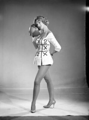 Shelia Robens seen here modelling a dress in the studio 1957 Old Photo 2