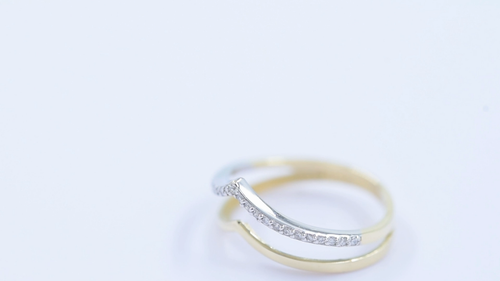 Anello Doppio Chevron in Oro Bicolore 14K con Pietre Cz/Anello a Forma di V - Video 1 di 1