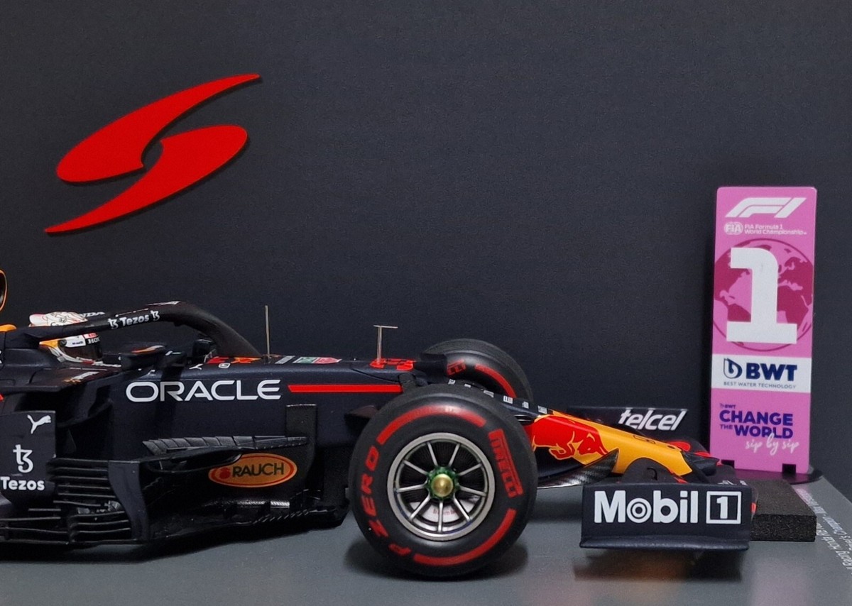 【尾張小牧店】 中古 スパーク　1/43 Red Bull Racing Honda RB16B No.33 Red Bull Racing Winner Abu Dhabi GP 2021 World Champion Edition With No.1 Board and Pit Board【S7861】 【727】 尾張小牧店】 中古 スパーク 1/43 Red Bull Racing Honda RB16B