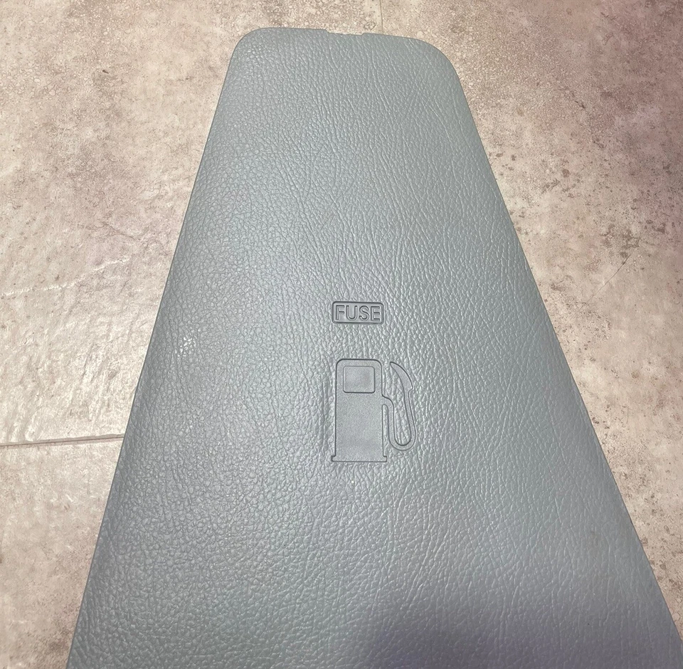 Caja de fusibles trasera izquierda Kia Borrego LH 2009-2011 y cubierta de acceso interior de llenado de gas gris Foto 4 de 4