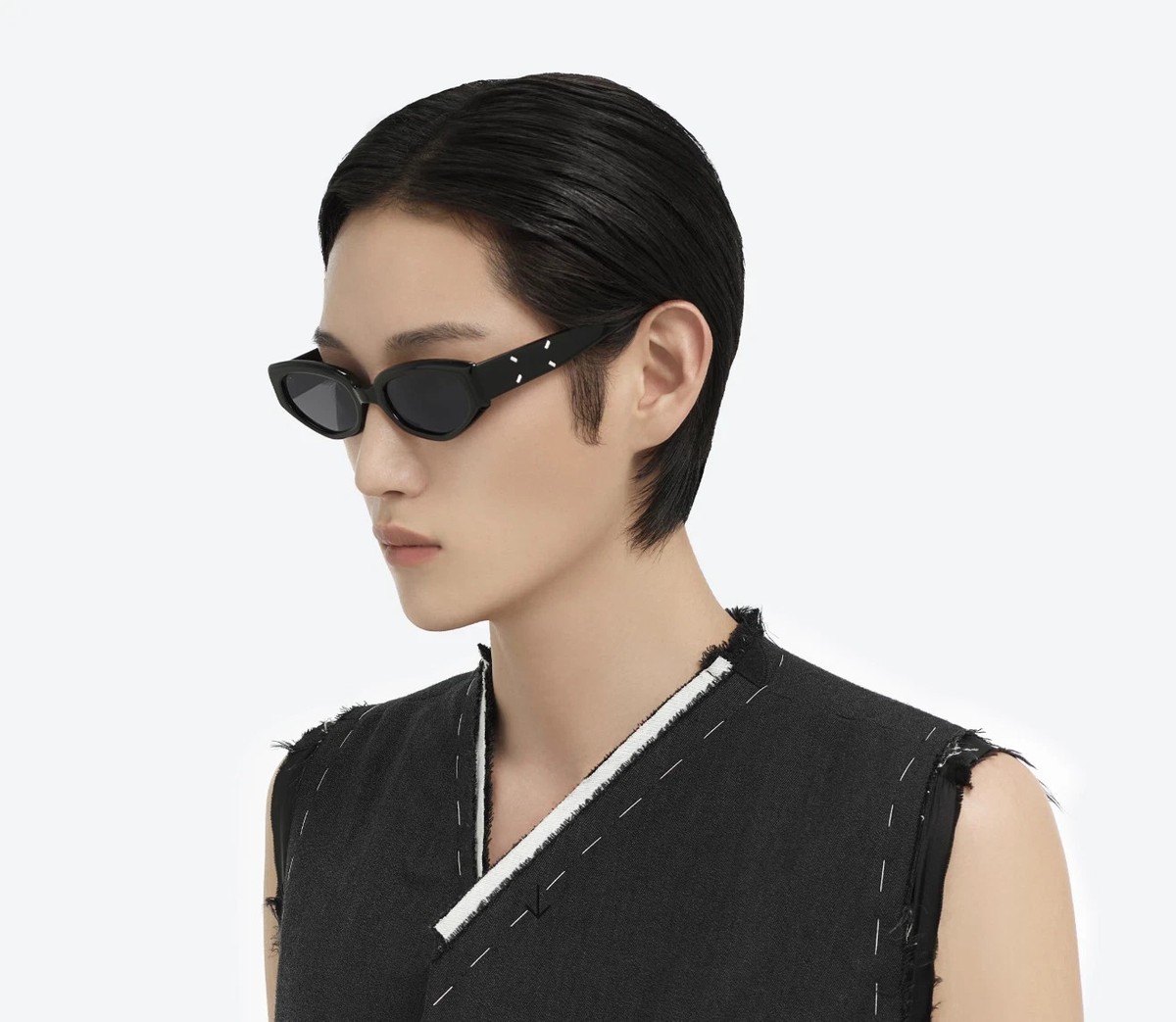 Gentle Monster Maison Margiela MM205 01 cat-eye sunglasses Black