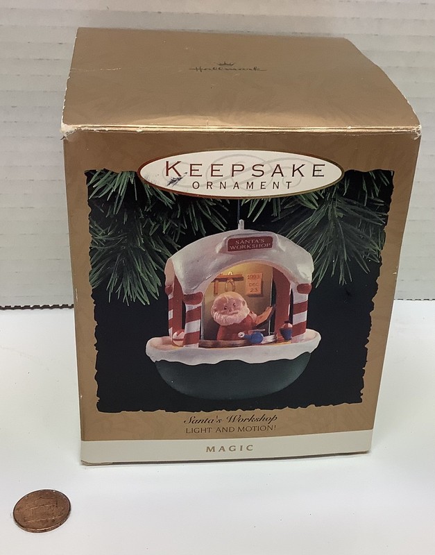 1993 * Hallmark Keepsake Ornament * Santa’s Worshop Light & Motion * Magic 