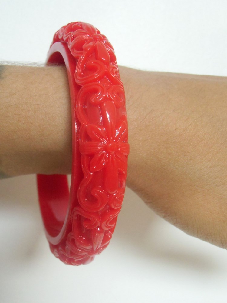 Jonc fin rouge en résine sculptée, le chic rétro gravé main