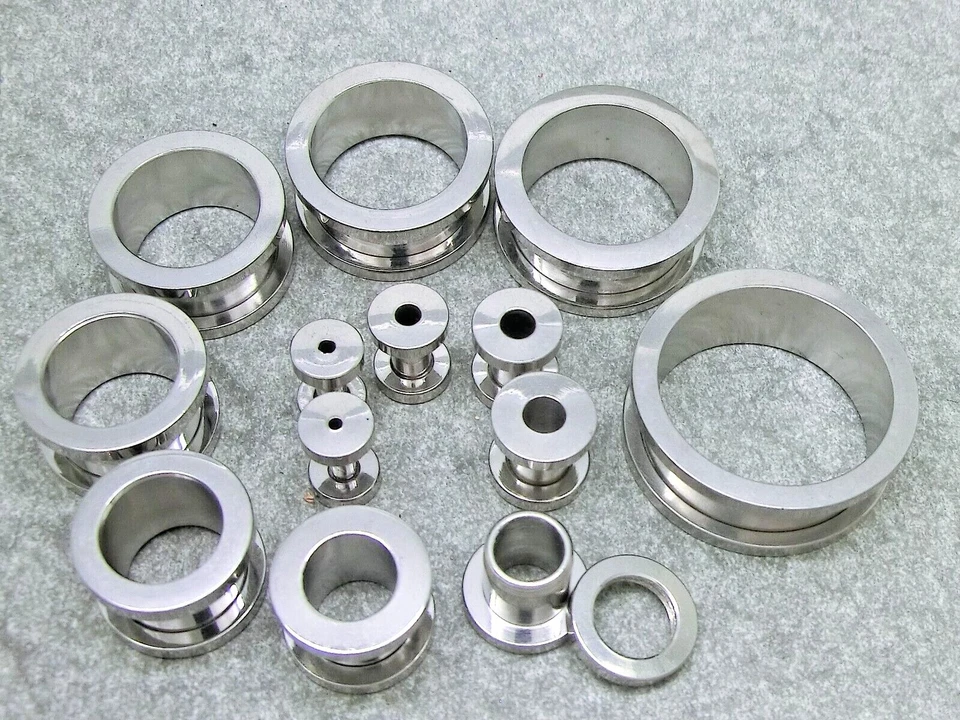 Piercing a Vite Tunnel Ear Plug Acciaio Inox 2,5mm - 26mm Color Argento Orecchio - Immagine 2 di 3