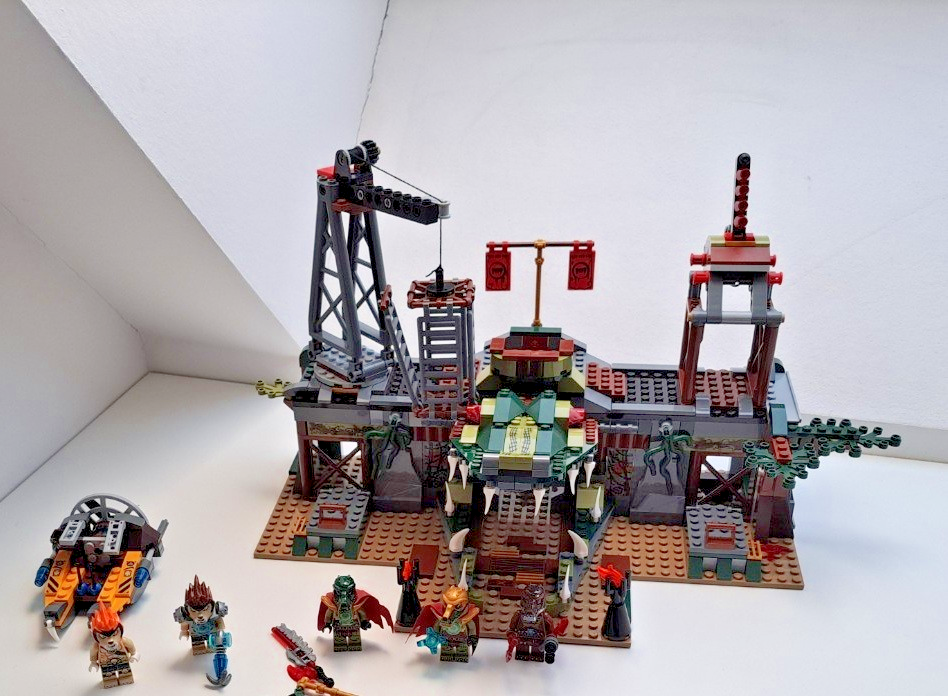 LEGO 70014 Legends of Chima The Croc Swamp Hideout 100% Complete