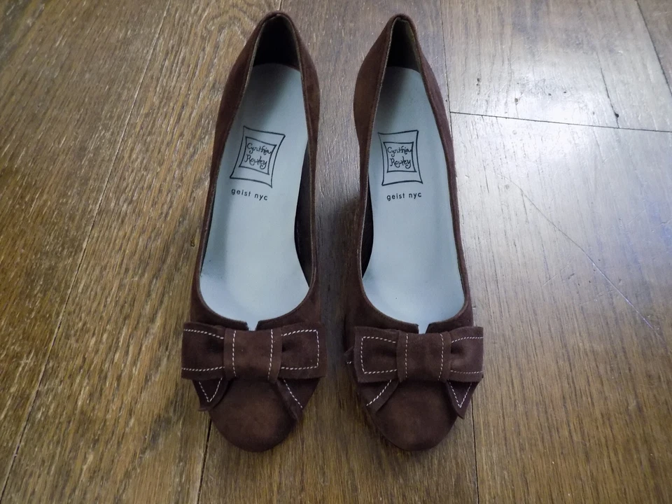 Cynthia Rowley De Colección Marrón Chocolate Gamuza 2.5" Tacones Arcos Bombas Geist NYC talla 6 EC Foto 2 de 4