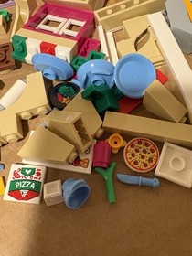 LEGO Friends: Heartlake Pizzeria (41311) used Pizza Accessories Delivery Car