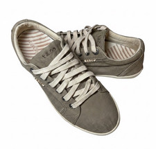 Taos Women s Star Sneakers in Taupe. Size 9
