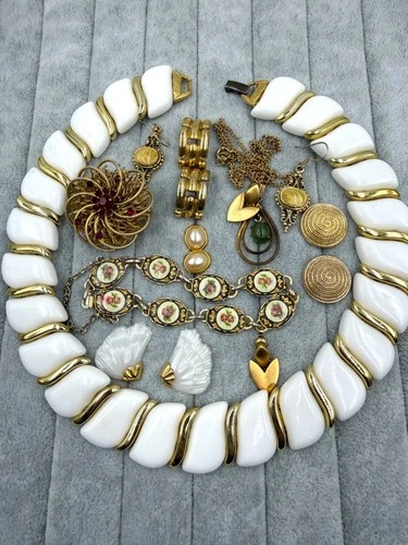 Lot Of Vintage Gold Tone Jewelry Necklace Bracelet Brooches Estate Lot