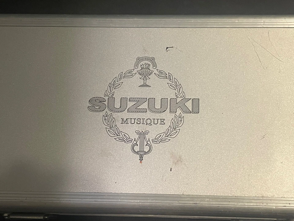 CLARINETE.    Clarinete A Suzuki Musique Bb CL con estuche, libro y clip de página de libro Foto 3 de 4