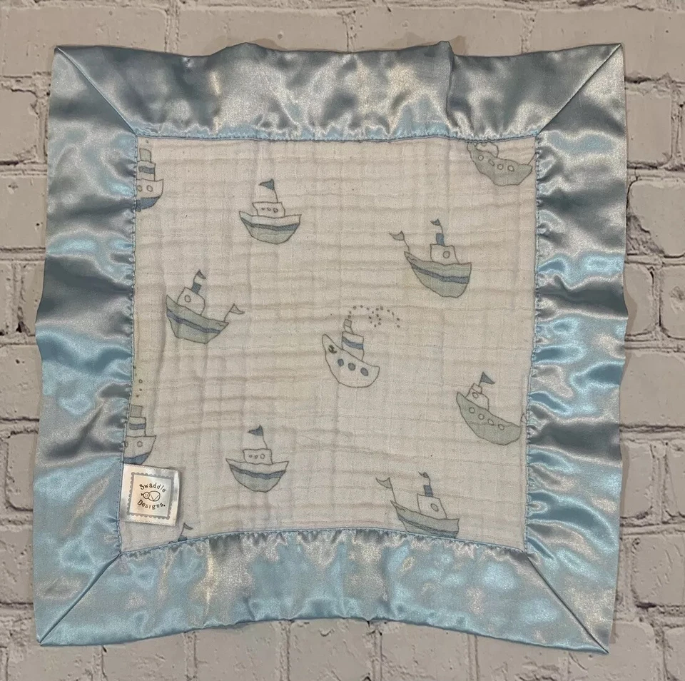 Manta de seguridad Swaddle Designs barco Lovey azul blanco borde satinado Blankie Foto 3 de 4