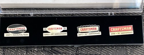Set regalo di 4 spille cappello con risvolto in metallo strumenti artigiani Sears 75° anniversario - Foto 7 di 7