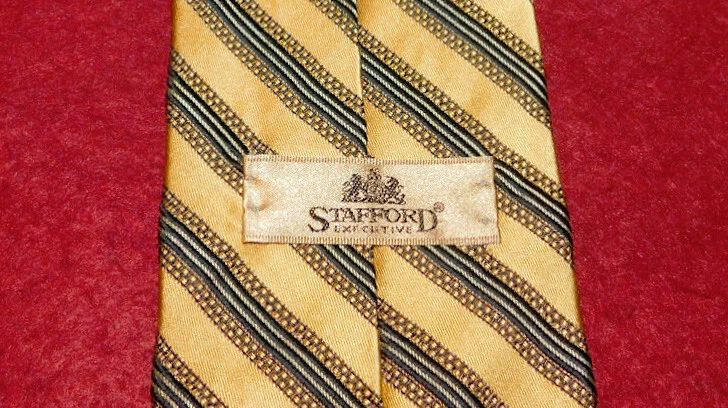 CORBATA A RAYAS STAFFORD HECHA EN EE. UU. DORADA/NEGRA/BLANCA - CORBATAS PARA EL CUELLO - CORBATAS DE DISEÑADOR Foto 3 de 3