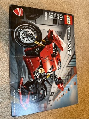 LEGO TECHNIC: Ducati Panigale V4 R (42107) damaged Box