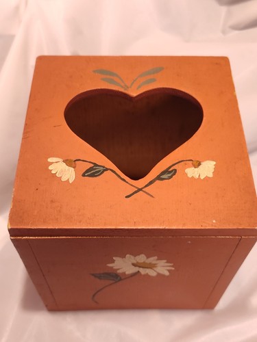 Cubierta de caja de pañuelos vintage cuadrada de madera pintada a mano flores blancas 5,25" cuadrados x 5,75 - Imagen 4 de 6