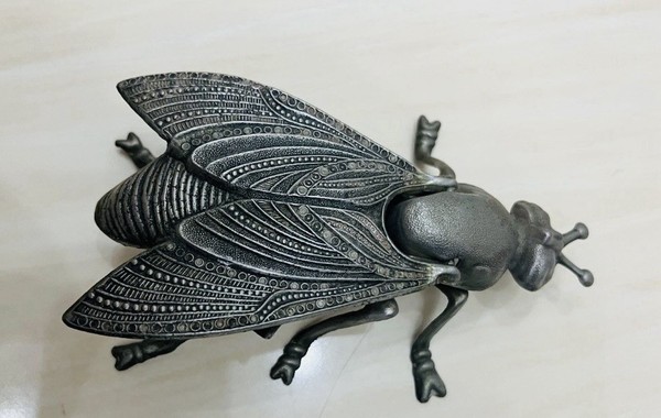 Cenicero de Metal en forma de Mosca con tapa abatible, 20 cm largo x 10 Ancho