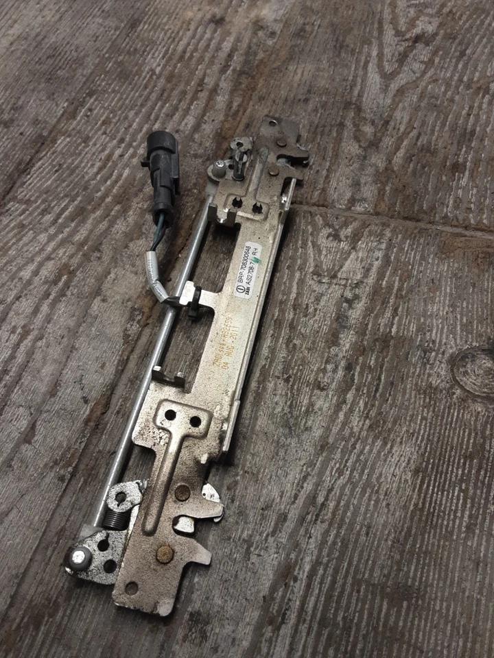 12 Can-am Spyder RT Roadster 2012 parte trasera derecha alforja soporte bloqueo de cierre Foto 3 de 4