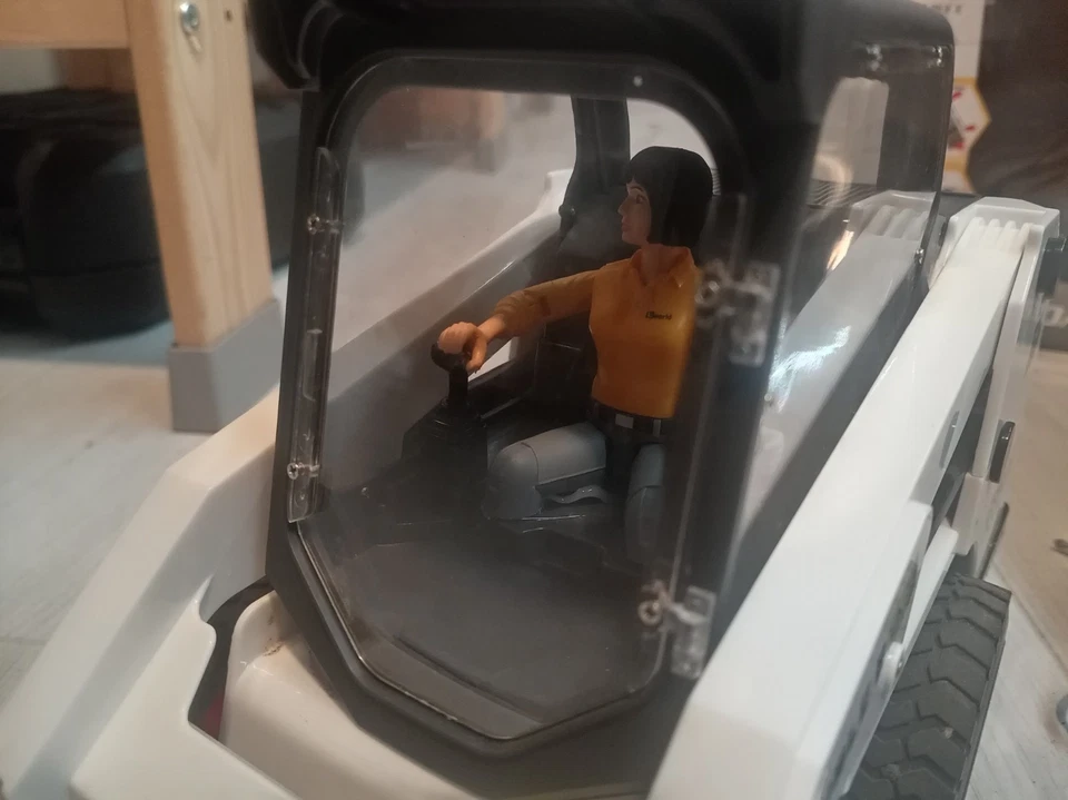 Double E E594 1/14 RC Skidsteer BOBCAT scavatore Radiocomandato - Immagine 2 di 4