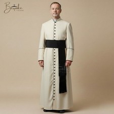 Sotana de sacerdote católico romano crema con vestimenta litúrgica del clero con adornos negros