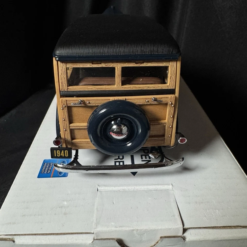 Danbury Mint, 1940 Ford Deluxe Woody Station Wagon, 1:24, L. E. - MINT - Image 3 of 4