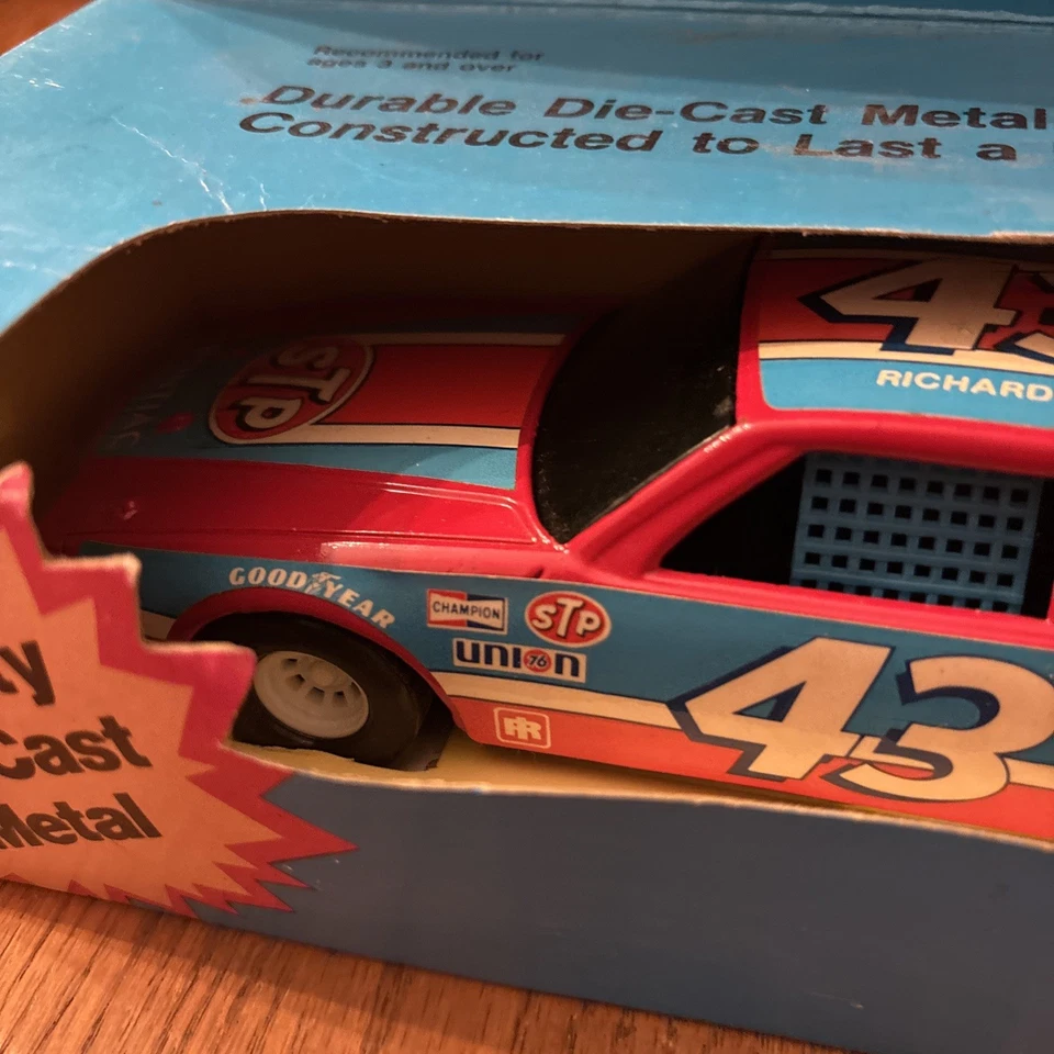 Richard Petty STP ERTL Stock Car Die Cast Metal 1/25 Scale Vintage - Image 3 of 4