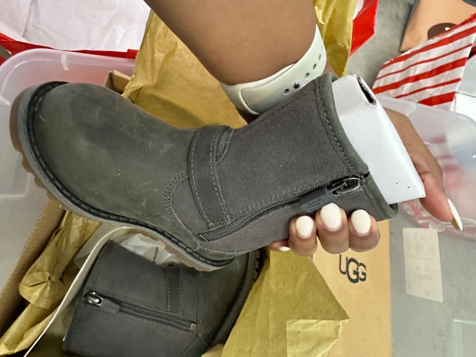 Botas Ugg para niños pequeños talla 7 Foto 4 de 4