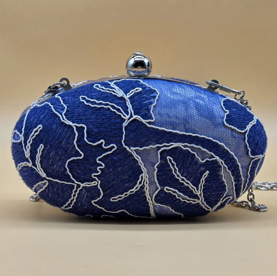 Cartera sin asas TADASHI SHOJI de encaje azul con cadena estrás Foto 3 de 4