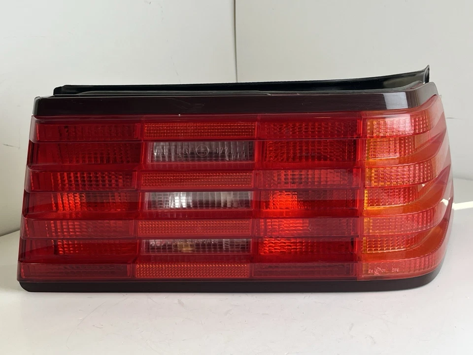 MERCEDES-BENZ SL320 1997 LUZ TRASERA DERECHA LUZ TRASERA OEM 1298203264 Foto 2 de 4